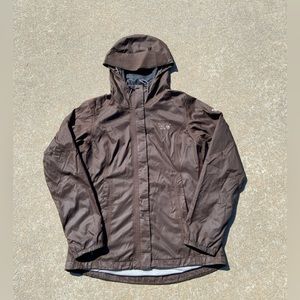 W Mountain hardware rain coat